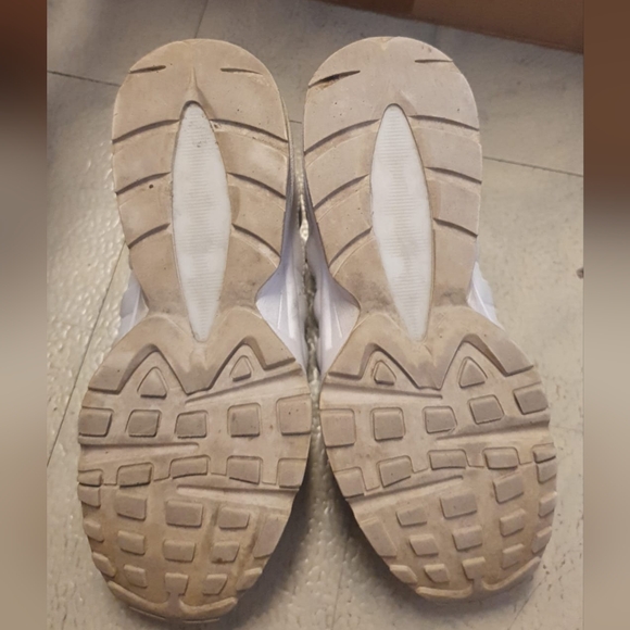 White Nike AirmaxModel: 905348-104 Size: 5Y US - Picture 2 of 5